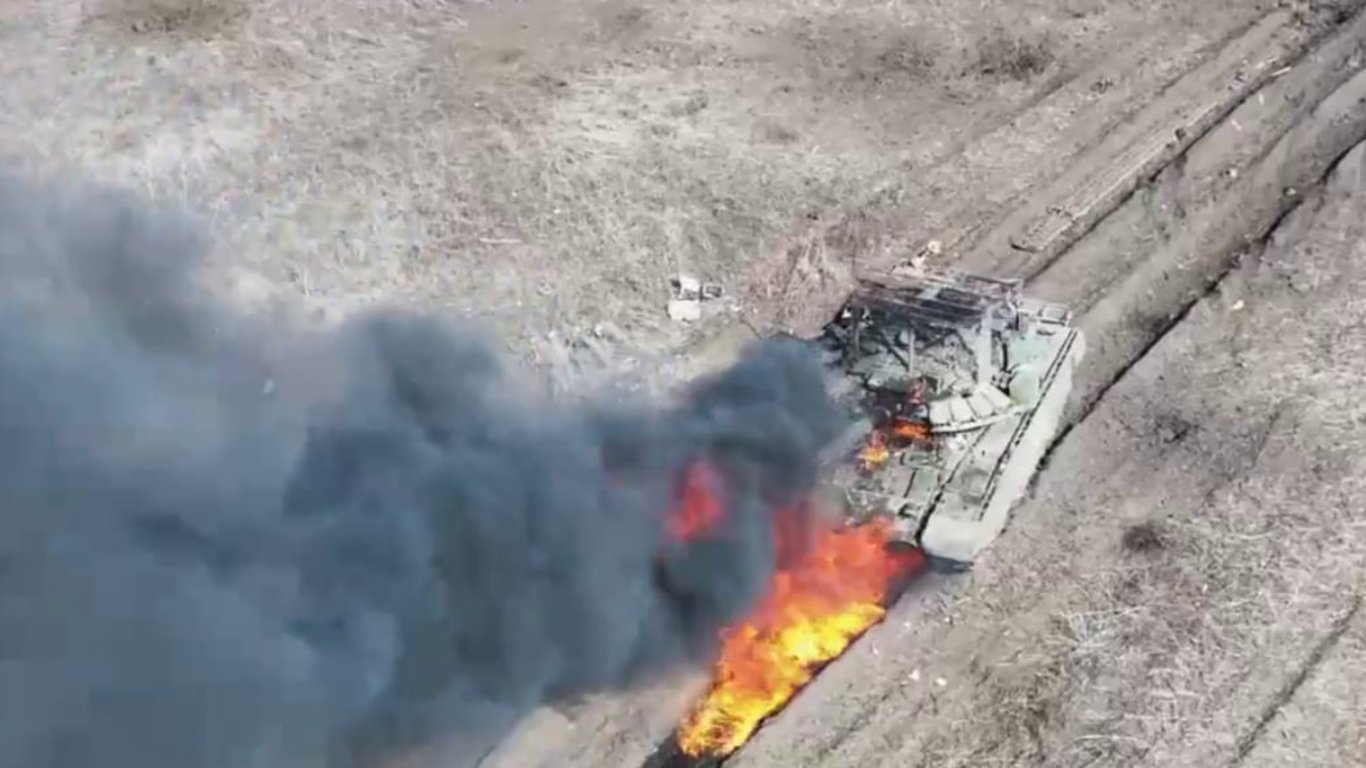 Лишилась випалена земля — військкор показав вражаючі кадри знищення російських танків Т-80