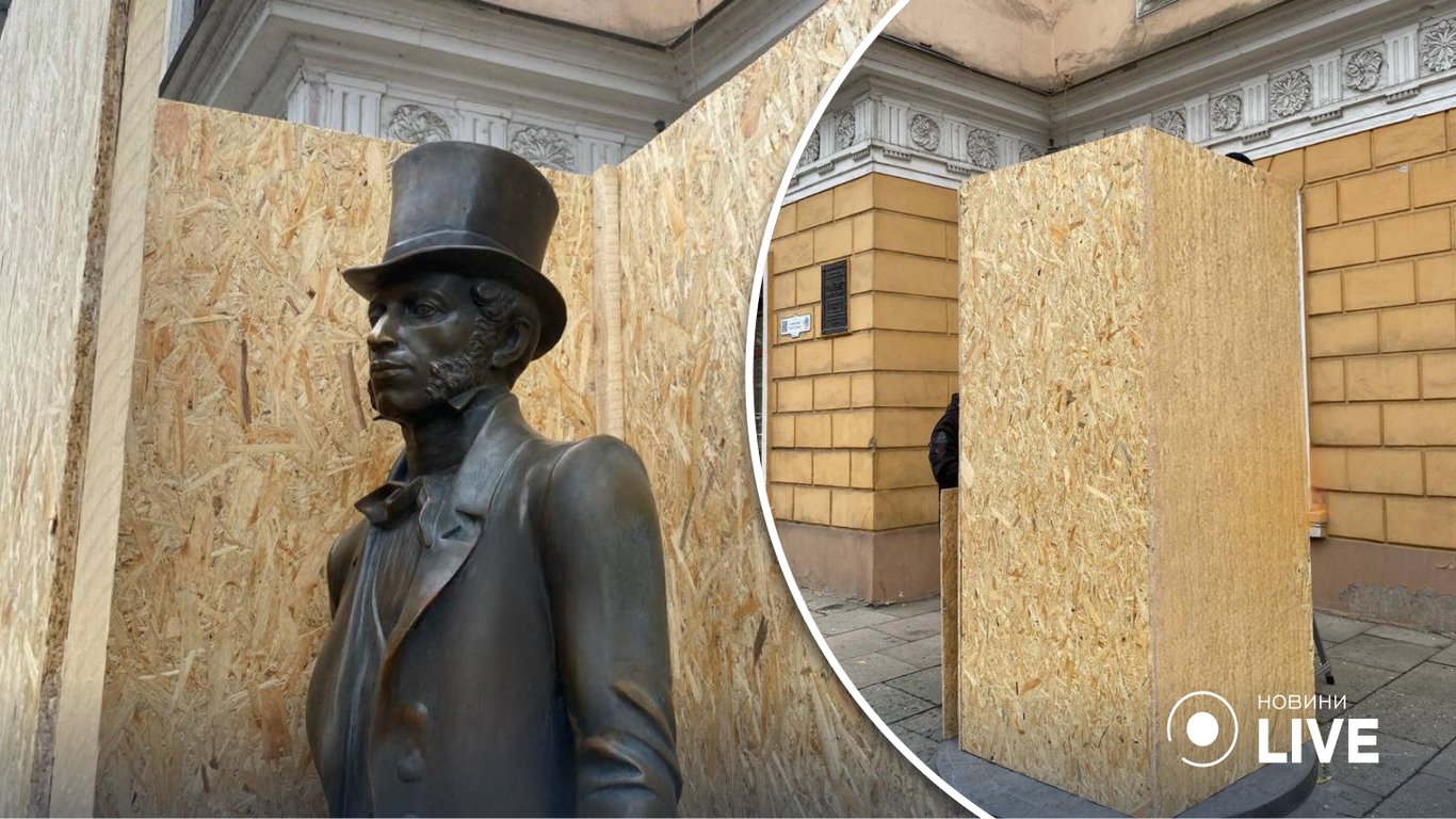 Памятник Пушкину в Одессе обнесли забором