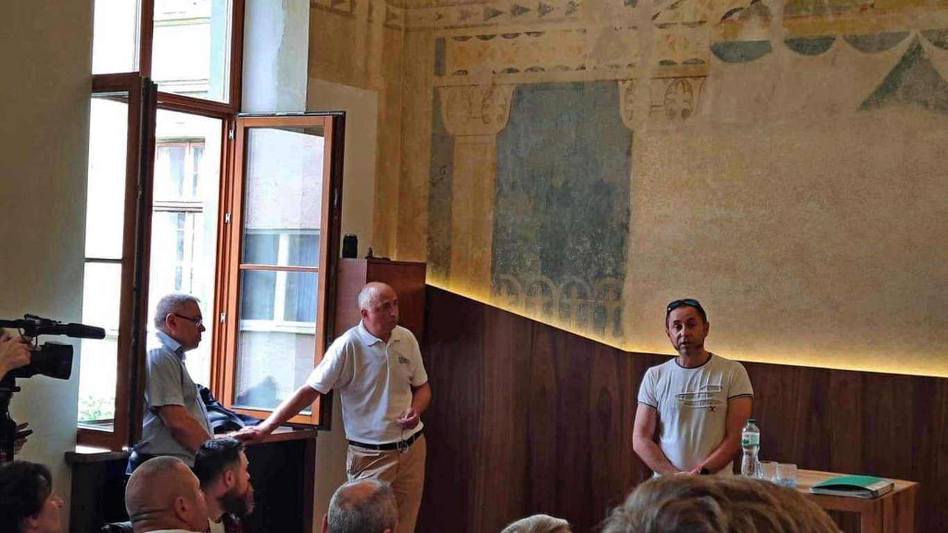 В университете Львова восстановили исторические рисунки на потолке и стенах