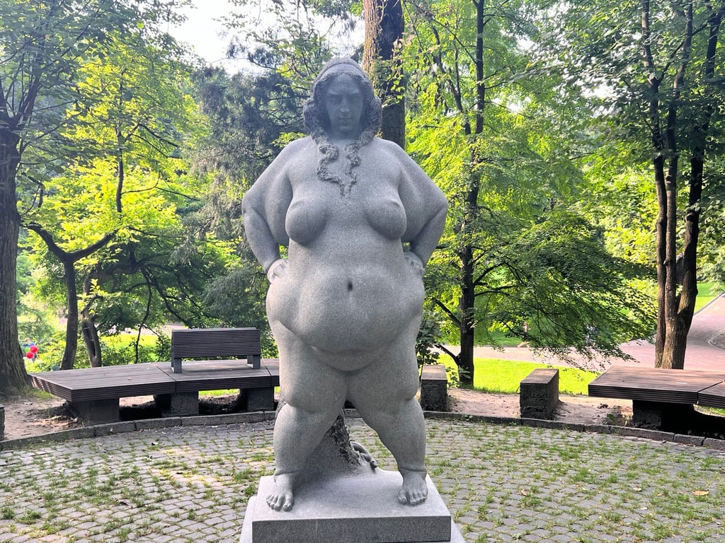 Скульптура "Впевнена" до пошкодження. Фото: Новини. LIVE