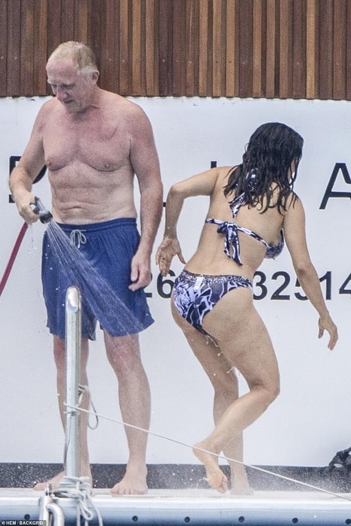 Сальма Гайєк показала пишні форми на розкішній яхті - фото 4