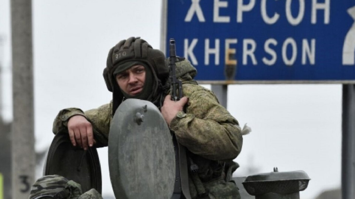 Оккупанты бегут из Херсона, при этом грабя дома украинцев