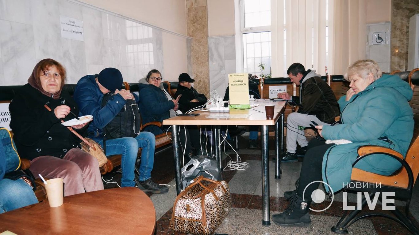 Полтысячи обедов ежедневно и комната для младенцев: как работает железнодорожный вокзал в Одессе во время блэкаута - 250x140