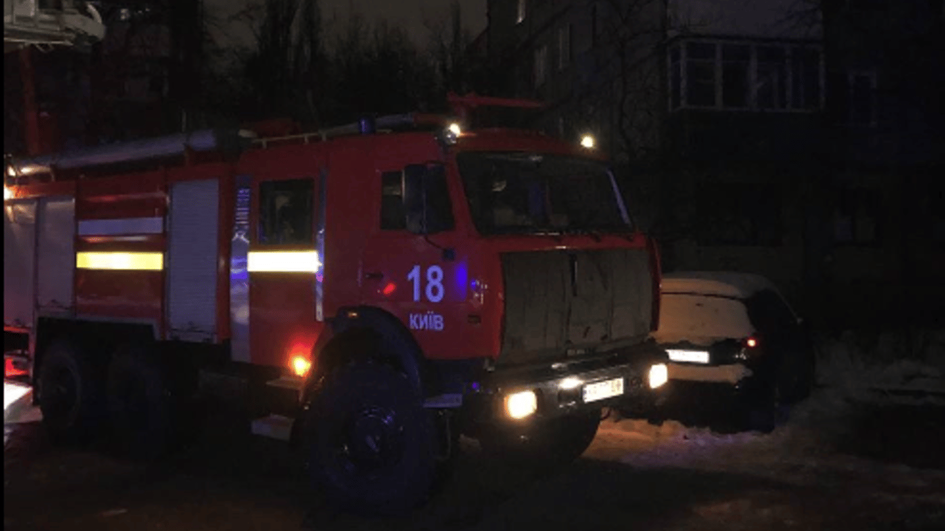 У Києві з палаючого будинку врятували дитину