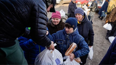 Як волонтери возять гуманітарку у прифронтові села Донеччини - 285x160