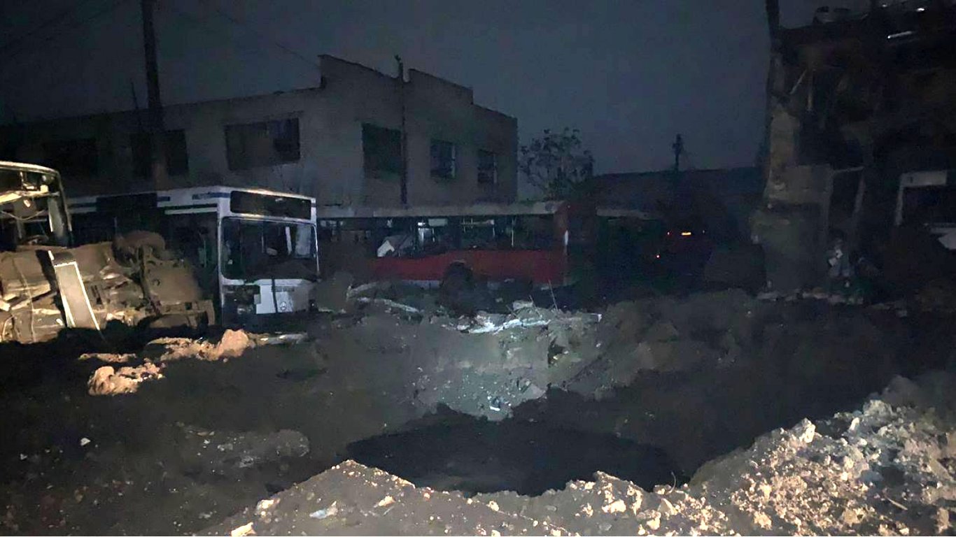 Росіяни уночі обстріляли транспортну базу у Миколаєві