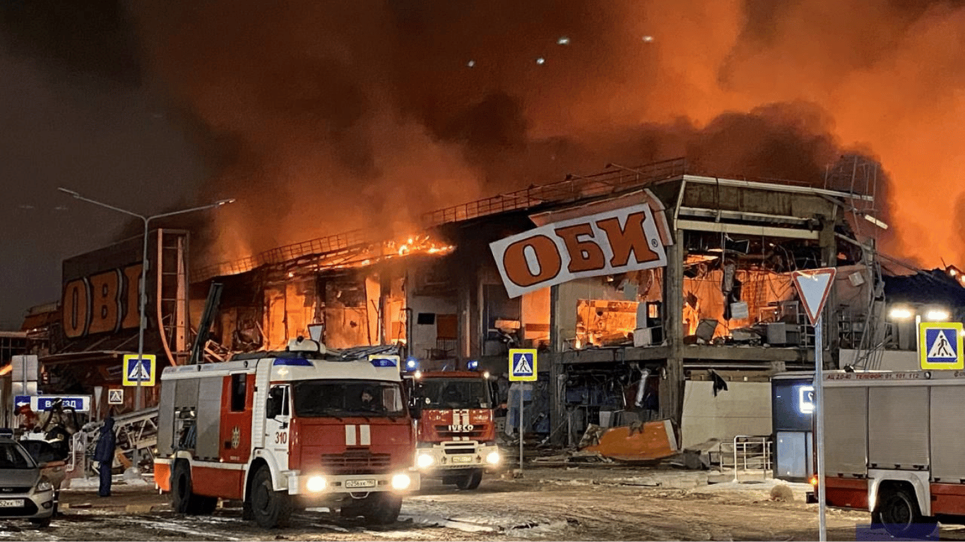В москве вспыхнул пожар в торговом центре Мега Химки