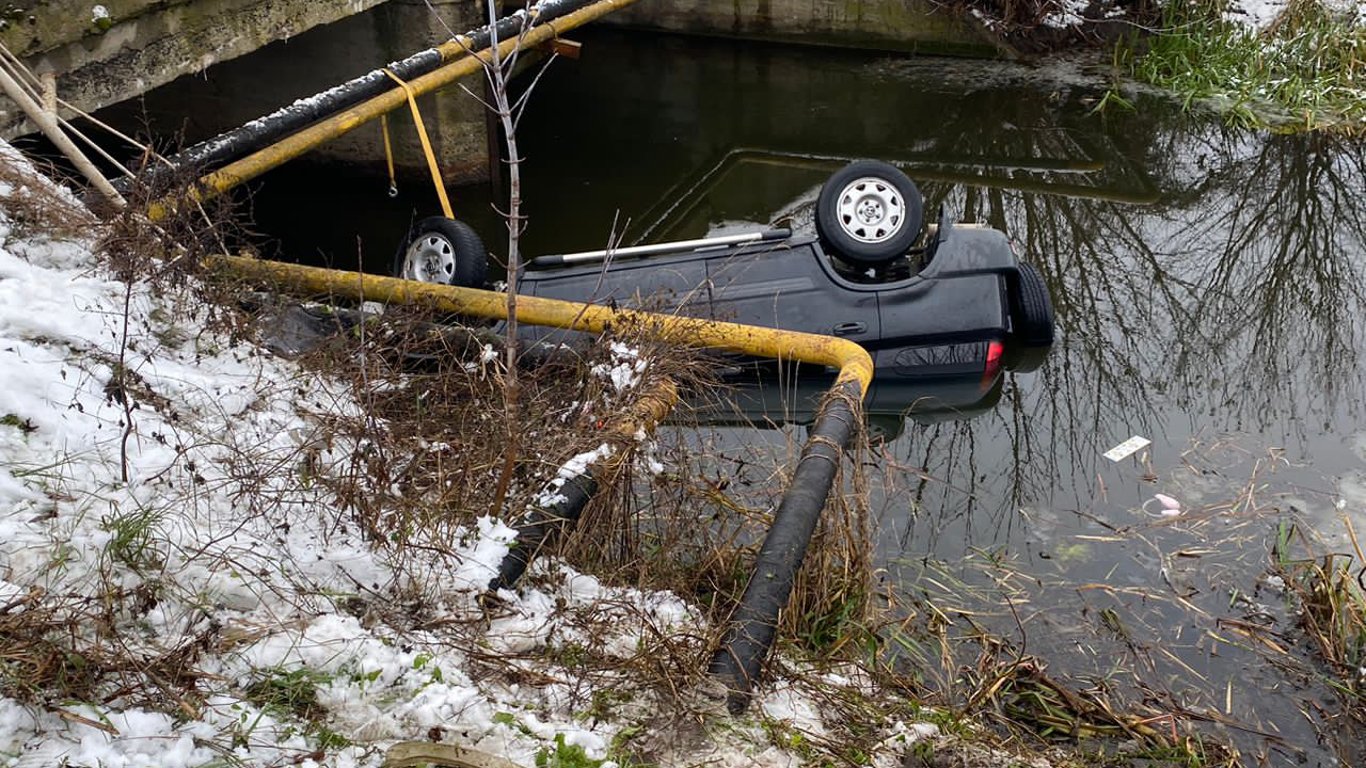 На Волыни автомобиль взлетел в реку — два человека погибли