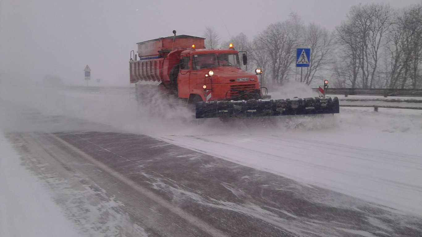Трасу Одеса-Київ замело снігом