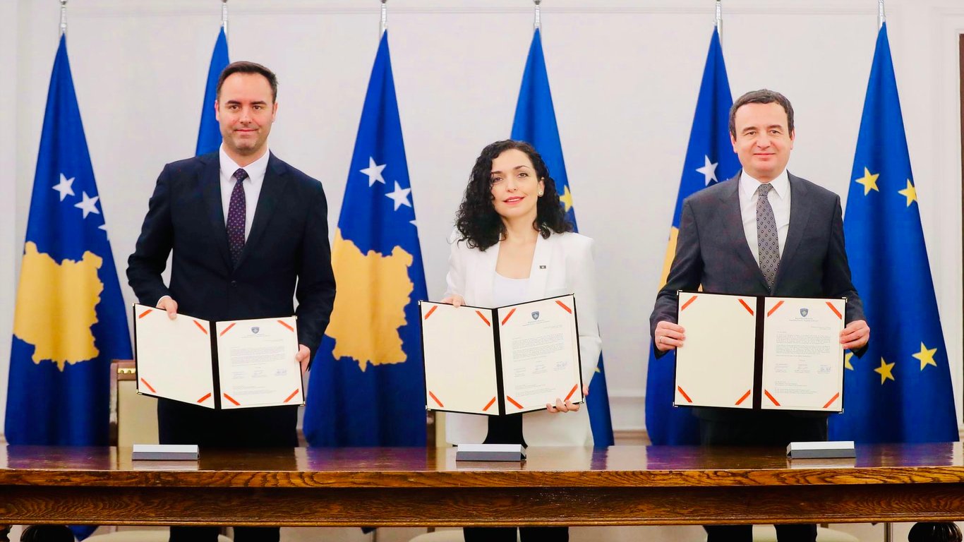 Лидеры Косово подписали заявку на вступление в ЕС