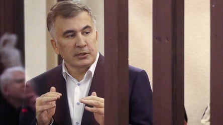Ест, курит и скандалит: в сети опубликовали видео с больным Саакашвили - 285x160