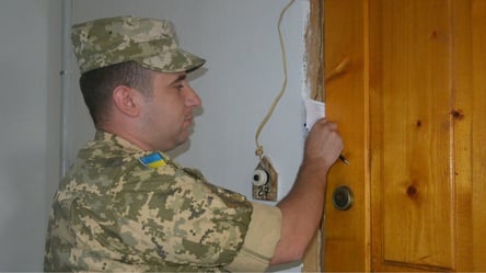 Повестки украинцам запихивают в двери: юрист рассказал, как правильно действовать - 285x160