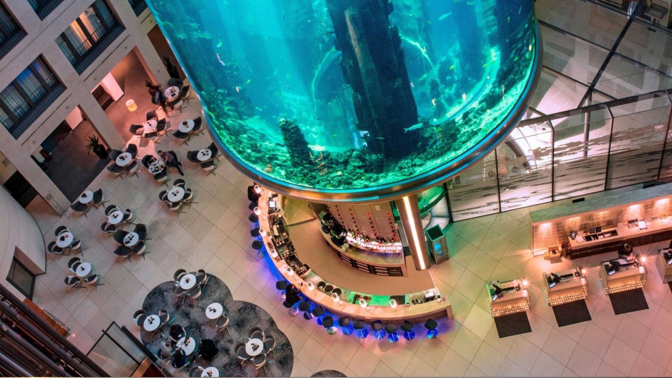 В берлинском отеле лопнул 16-метровый аквариум с миллионом литров воды