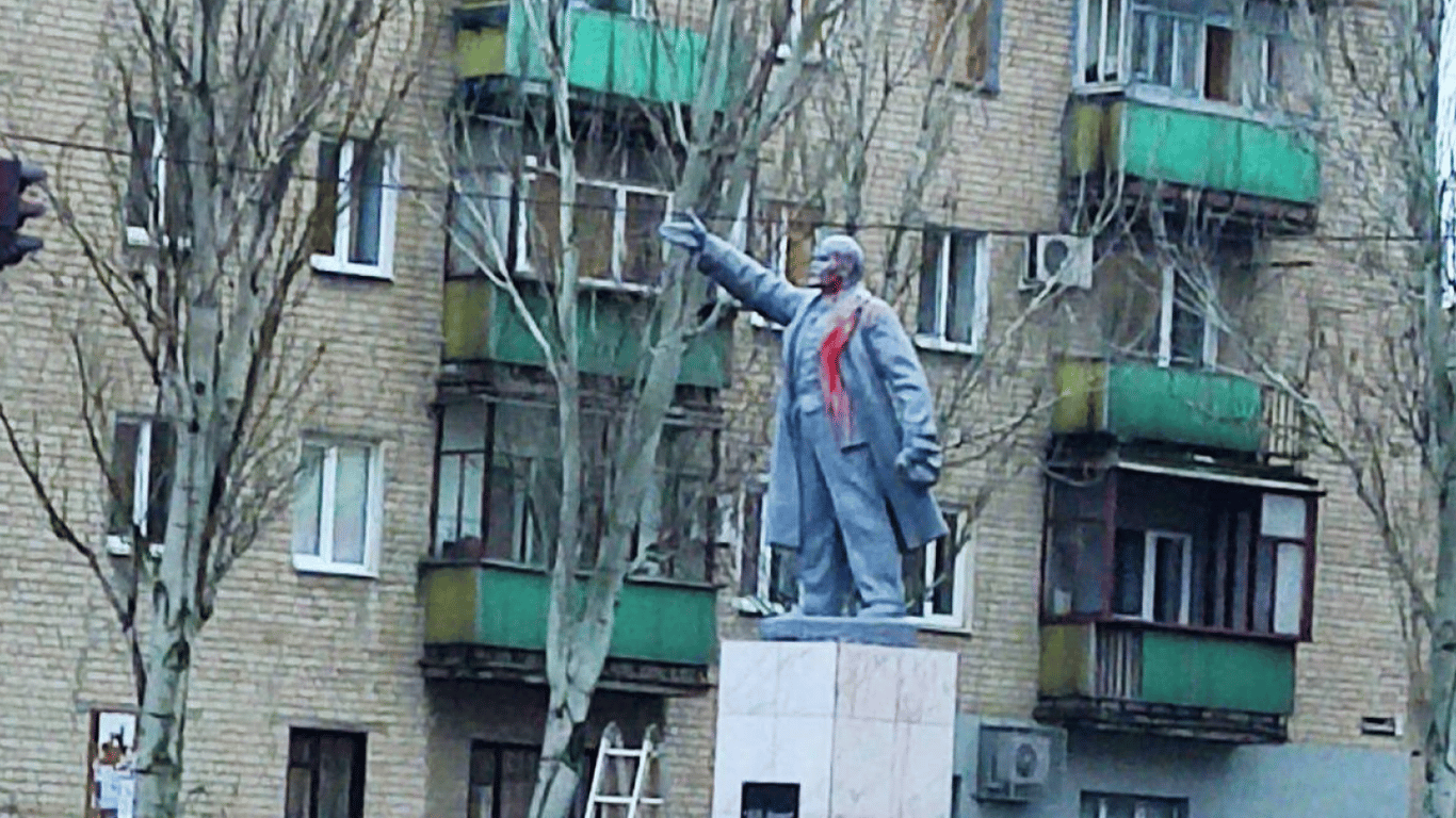 Памятник Ленину в Мелитополе облили кровавой краской