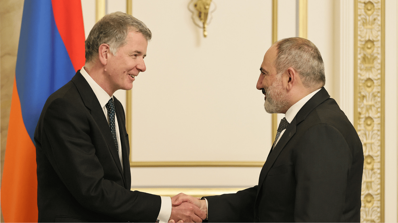 Премьер Армении принял в Ереване главу британской МИ6 — что известно