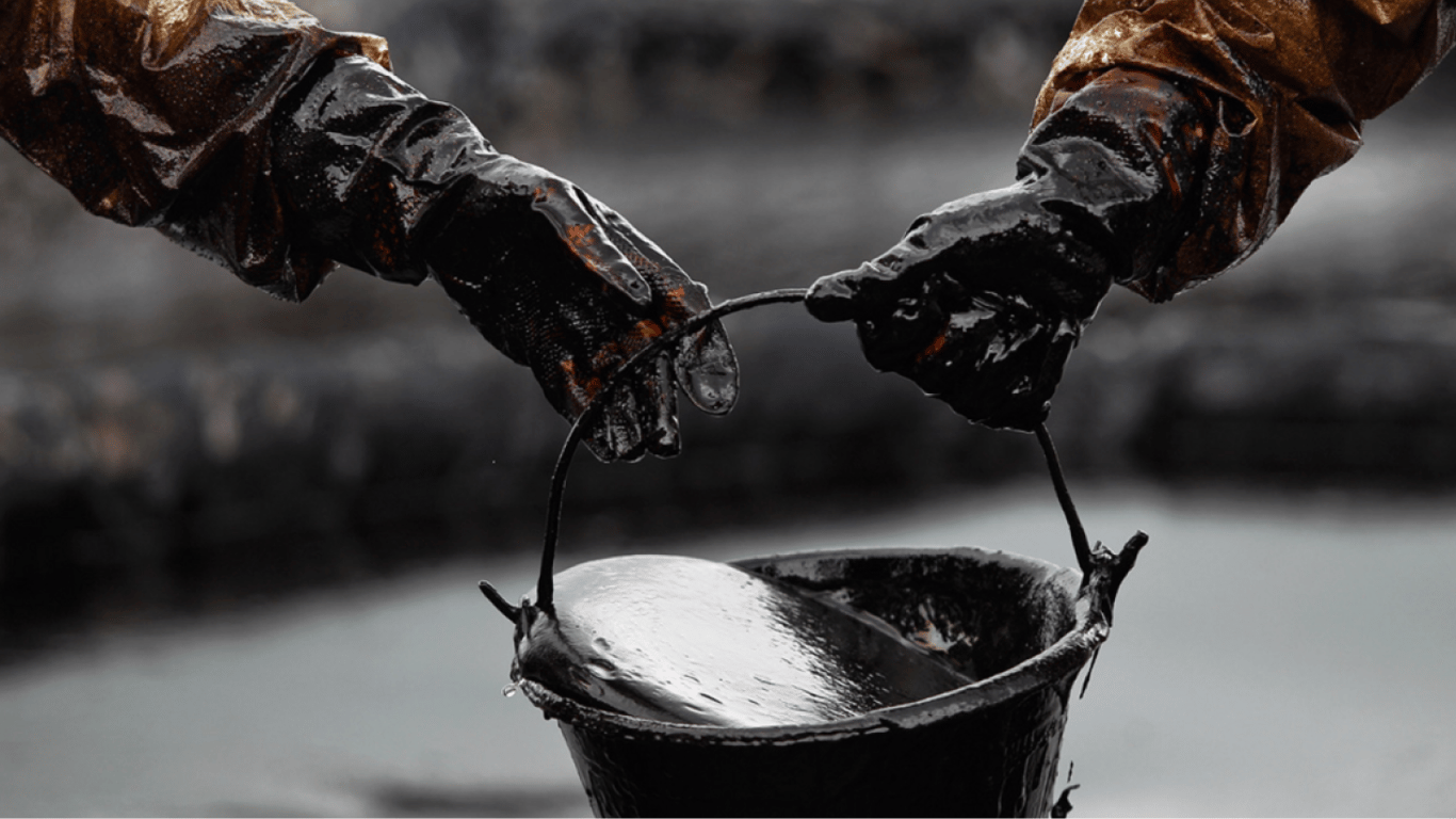 В Сумской области из колодца начала течь нефть