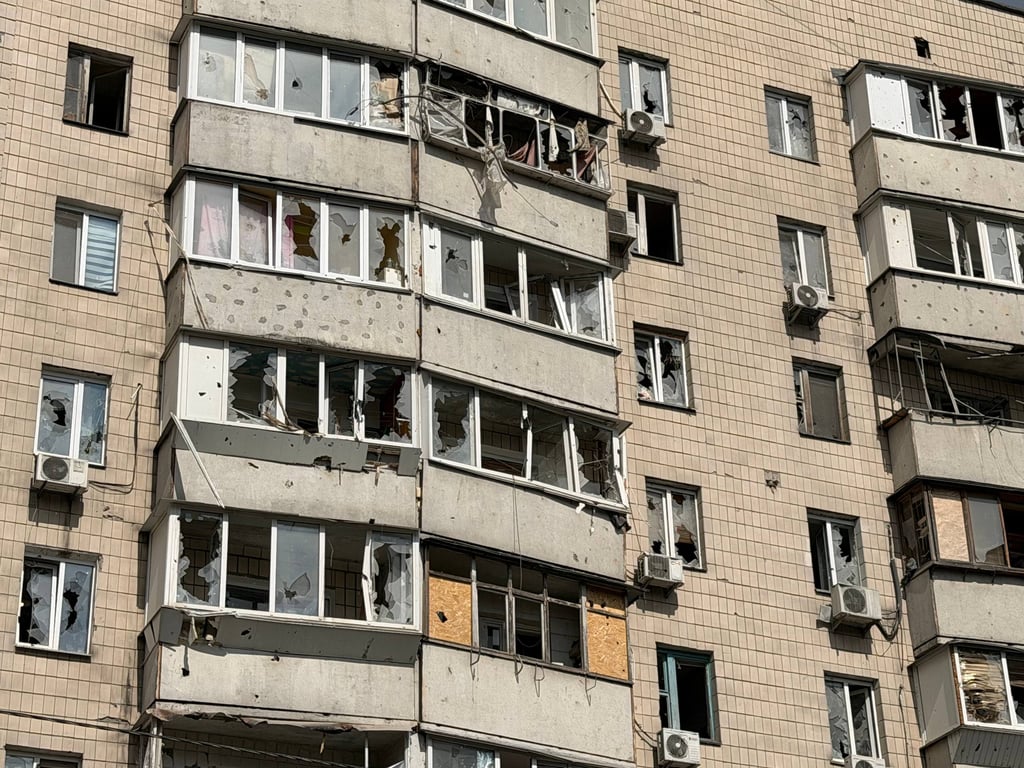 Разрушенные дома и расчистка завалов после удара по Киеву (фоторепортаж) - фото 6