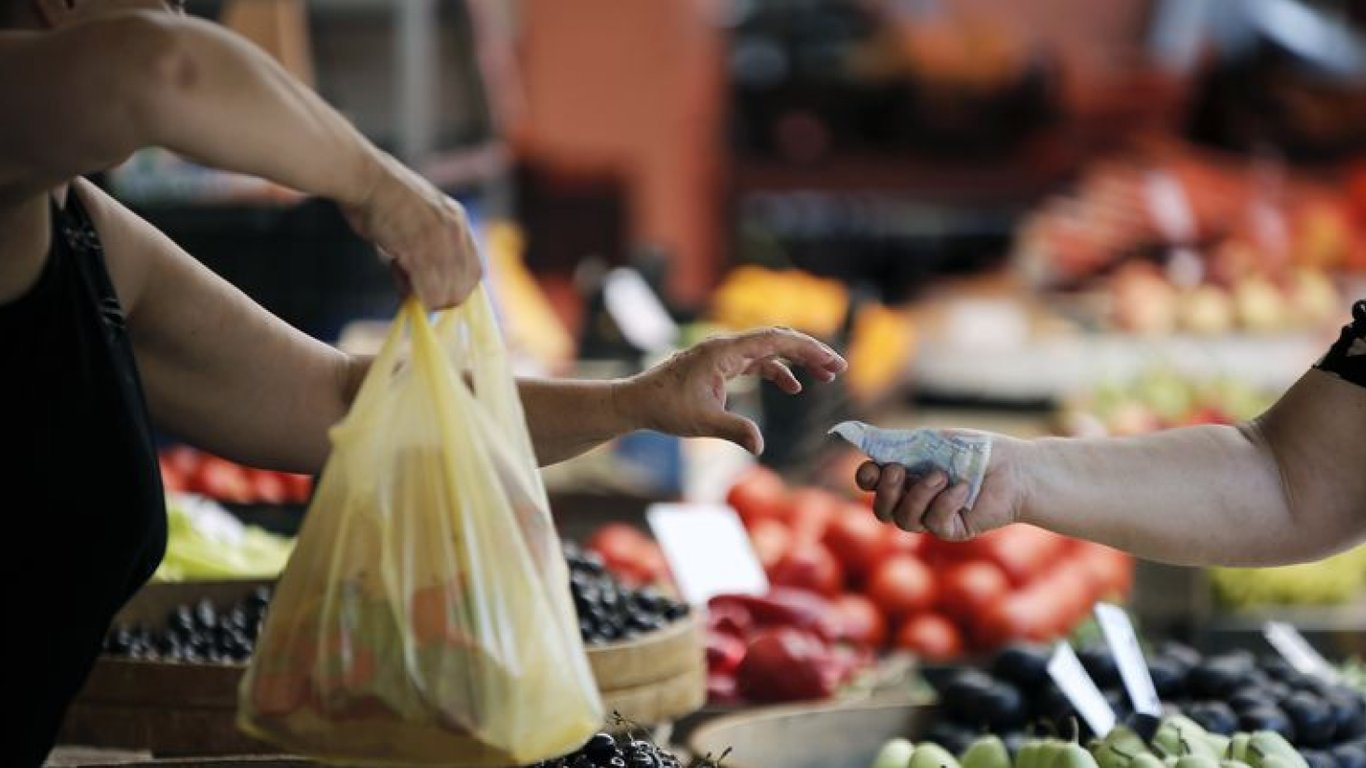 В Греции оплачивают людям счета за еду – в чем причина