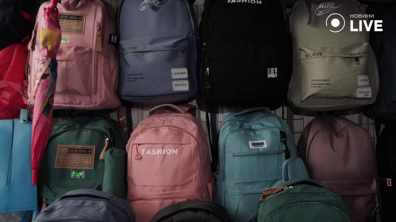 Ассортимент рюкзаков на рынке. Фото: Новини.LIVE 