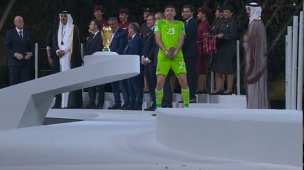 Голкіпер збірної Аргентини пояснив свій скандальний жест на церемонії нагородження переможців ЧС-2022 - 285x160