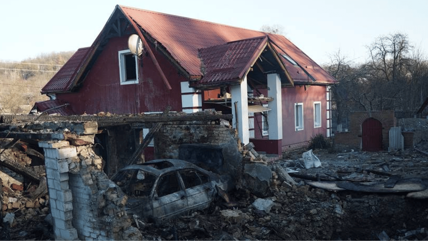 Кулеба показав, як окупанти розбомбили будинок пенсіонерів на Київщині