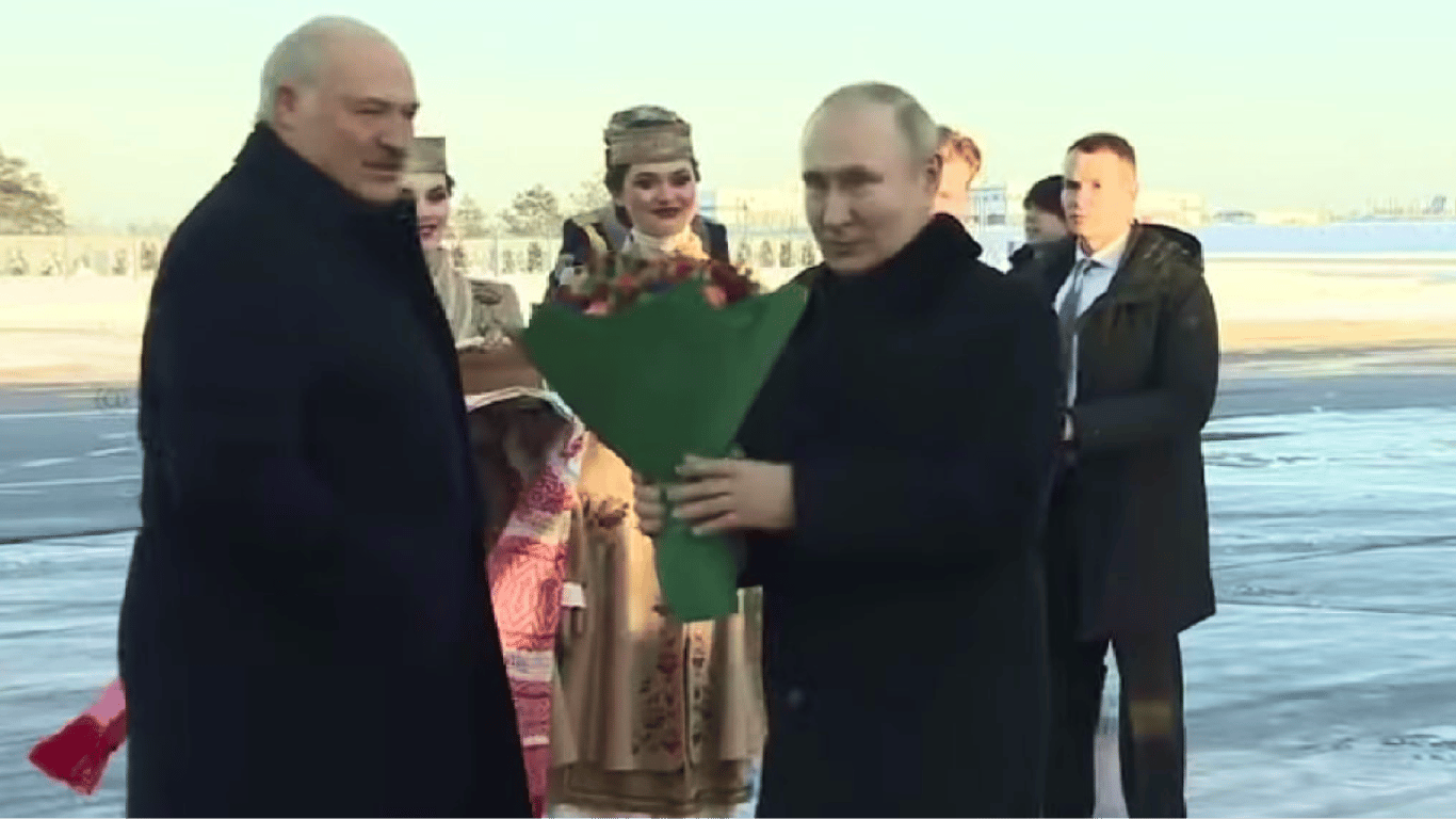Путін прибув до Білорусі — Лукашенко зустрічав його з короваєм та квітами