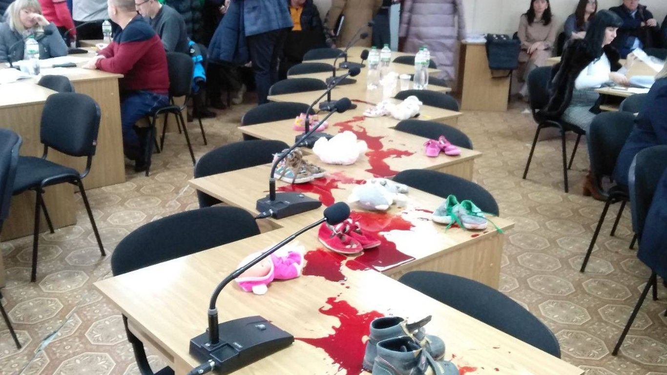 В Николаевской области перед началом сессии устроили "кровавую" акцию