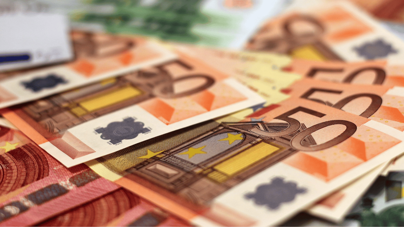 В Тернопольской области канализацию забили евро и фунтами