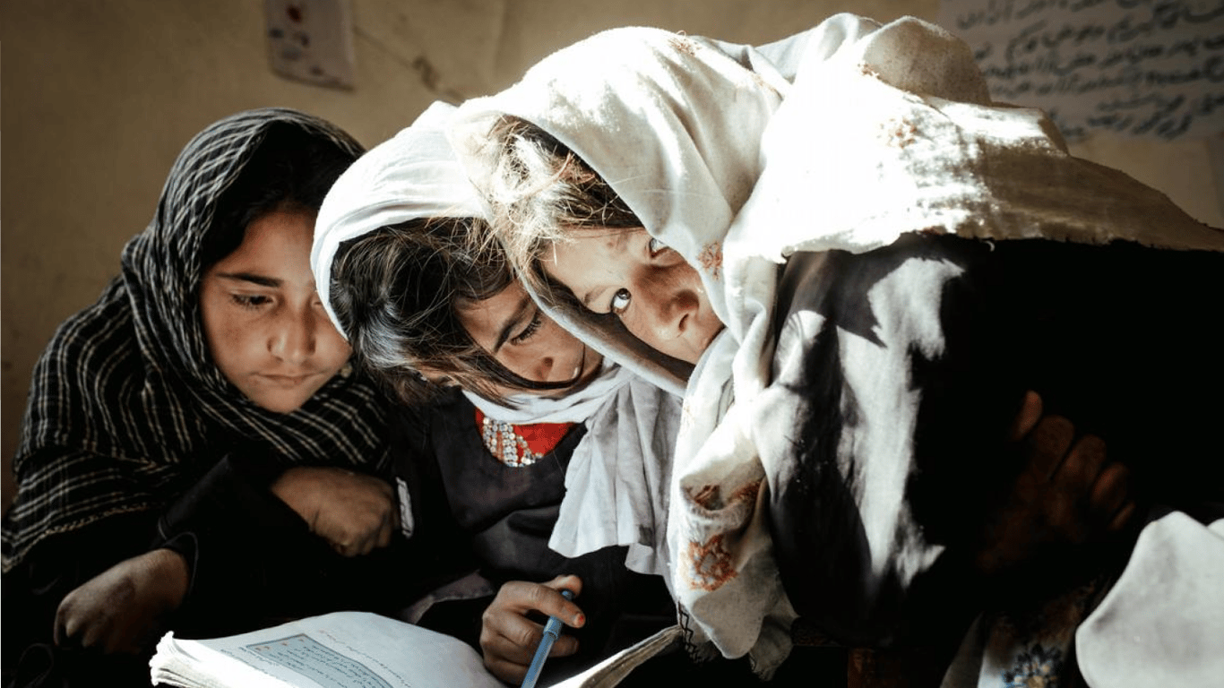 Таліби призупинили навчання жінок в університетах Афганістану