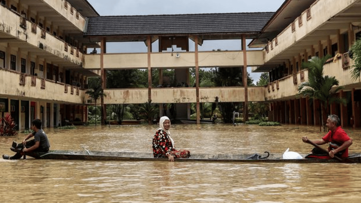 В Малайзии произошло масштабное наводнение: что известно