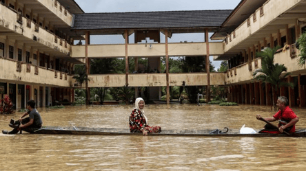 Масштабна повінь у Малайзії: десятки тисяч людей евакуювали - 285x160