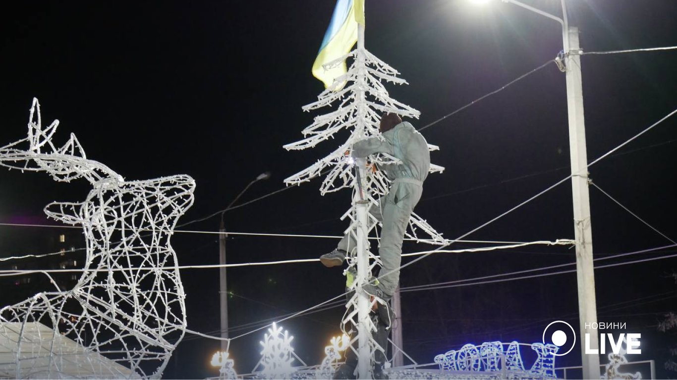 Новогоднее настроение в воздухе: в Одессе устанавливают новогодние елки