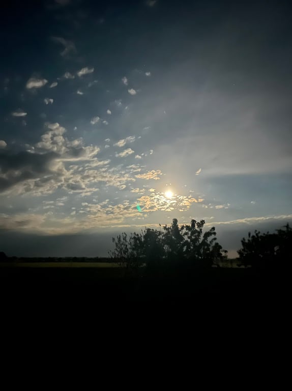 Фото золотого Місяця в ніч проти 24 травня