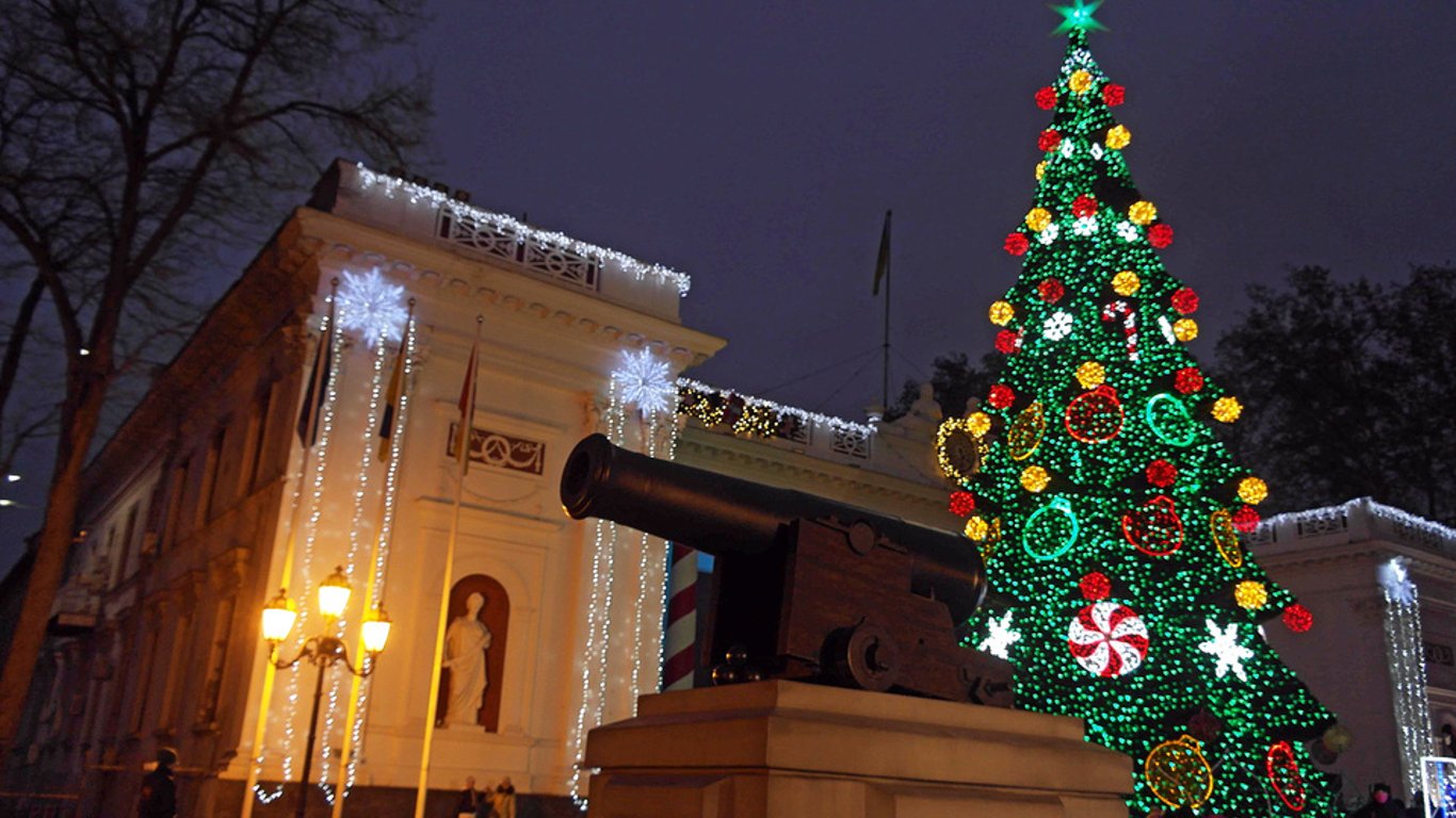 Одесская ОВА рекомендовала не устанавливать новогодние елки в регионе