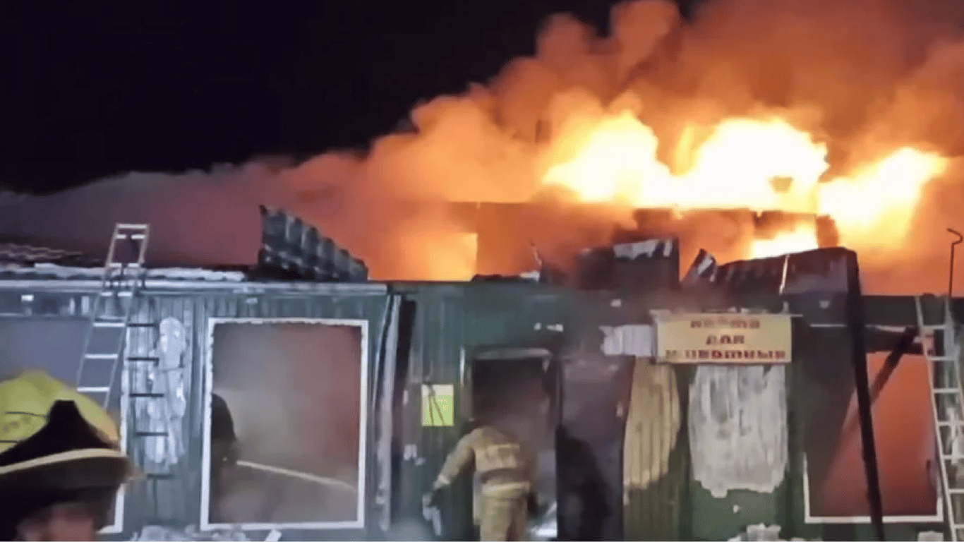 У росії внаслідок пожежі в будинку пристарілих загинули 22 людини
