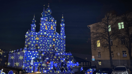 Швейцарський художник "переодягнув" будівлі Києва: де можна побачити "різдвяне диво" - 285x160