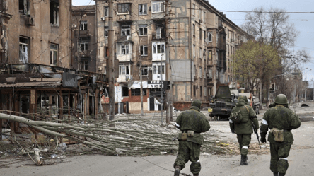 Росіяни зносять історичні будівлі у центрі Маріуполя: відео руйнування культурних цінностей - 285x160