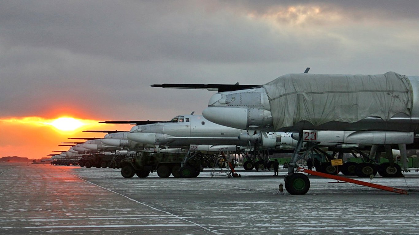 Новый удар по авиабазе в Энгельсе: как поживает российская ПВО - 250x140