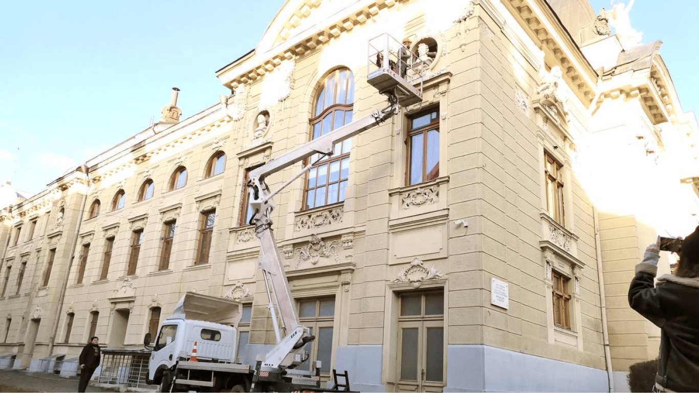 З фасаду Чернівецького драмтеатру демонтували бюст Пушкіна