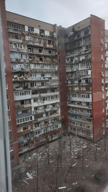 Росія вдарила шахедом по будинку Дніпро