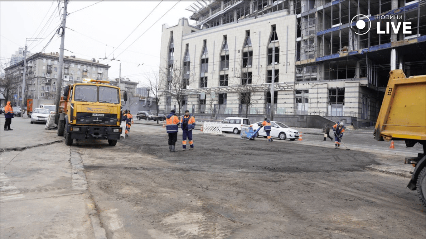 Комунальники прибирають наслідки обстрілу у Києві