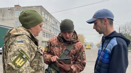Во Львове гражданские перевернули автомобиль ТЦК: комментарий военкомата - 290x160