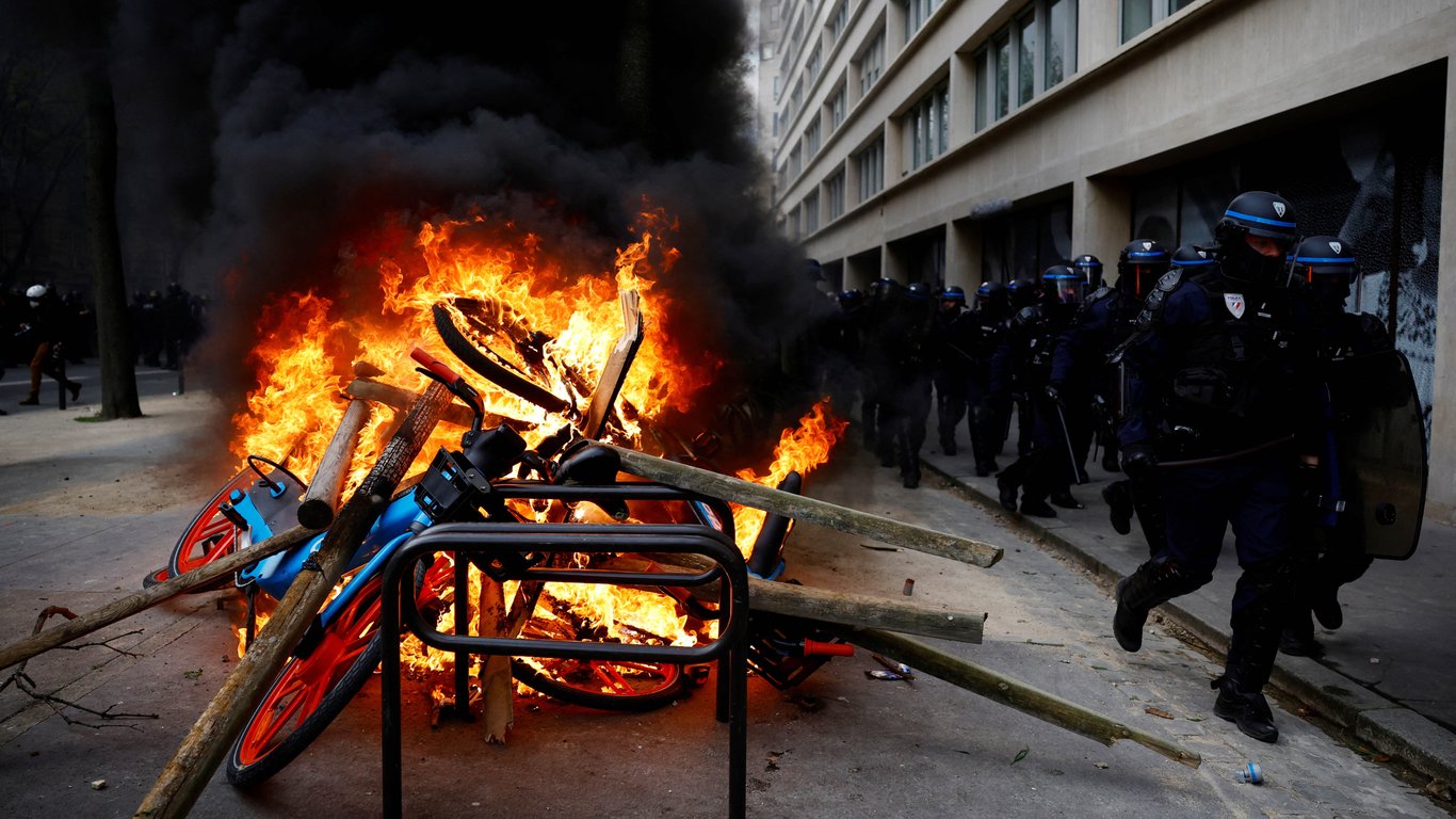 Підпали, арешти і сльозогінний газ: у Франції тривають протести проти пенсійної реформи