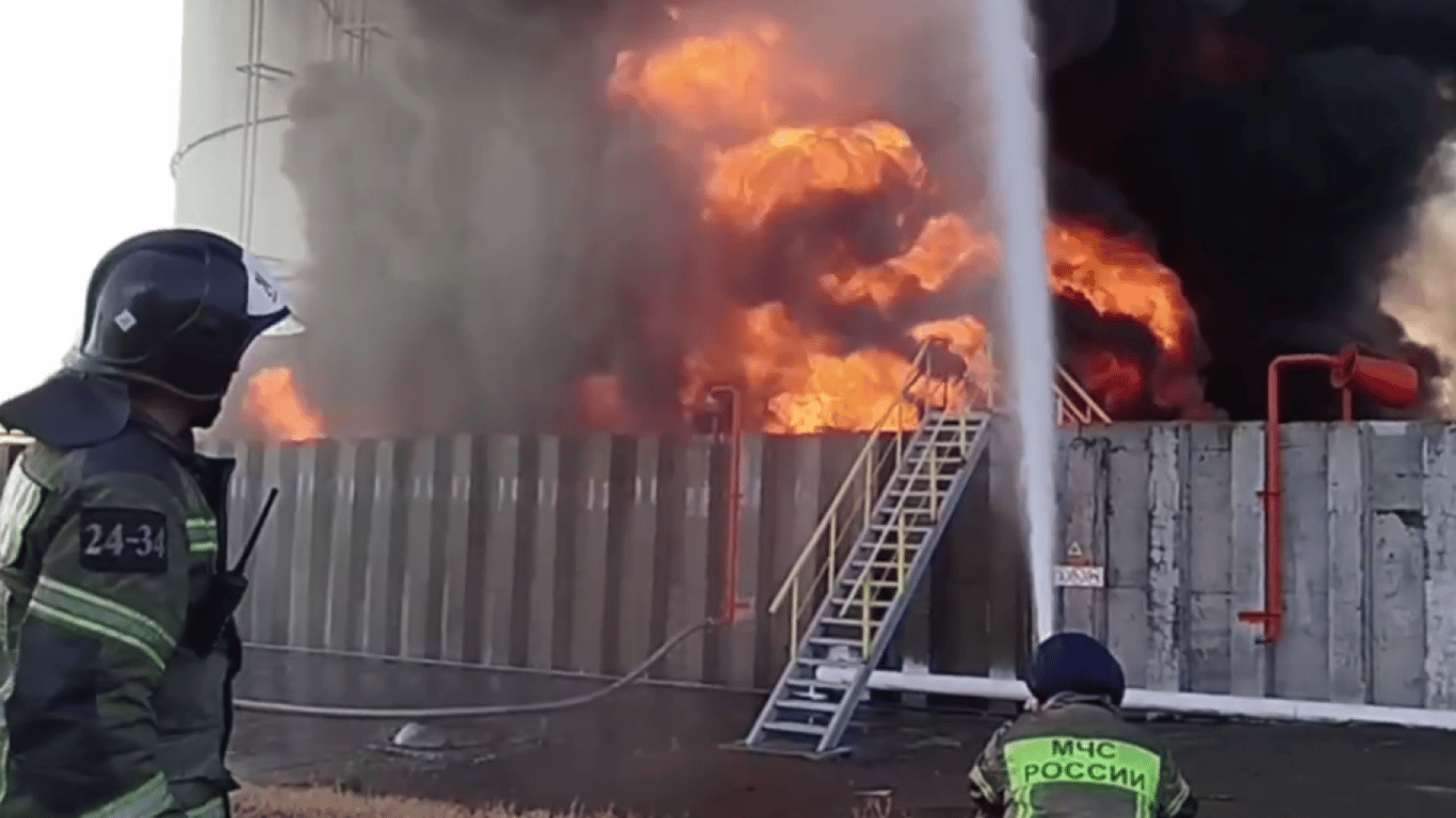 Пожар на нефтебазе в России не утихает — МЧС задействовало пожарный поезд