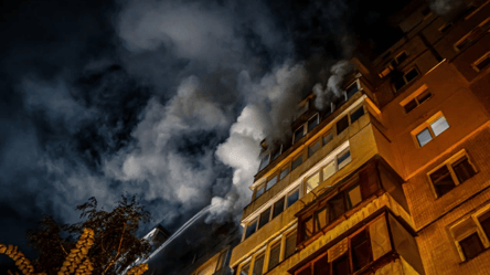 В результате пожара в жилом доме Киева эвакуировали жителей: есть погибший - 285x160