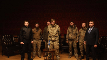 Боєць полку "Азов" розповів, як їх міняли на Медведчука - 285x160