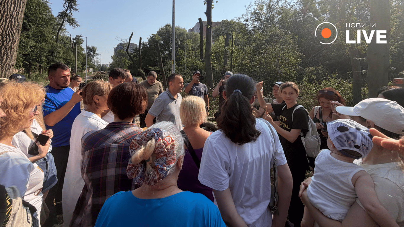 У Києві сталися сутички через вирубку парку на Теремках для нової тепломережі: репортаж - фото 1