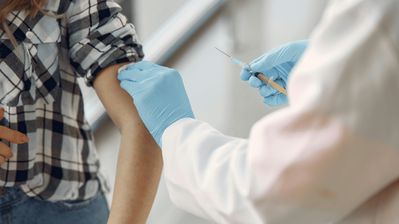 Українці зможуть вакцинуватися в аптеках — МОЗ відповіло, коли послуга стане доступною