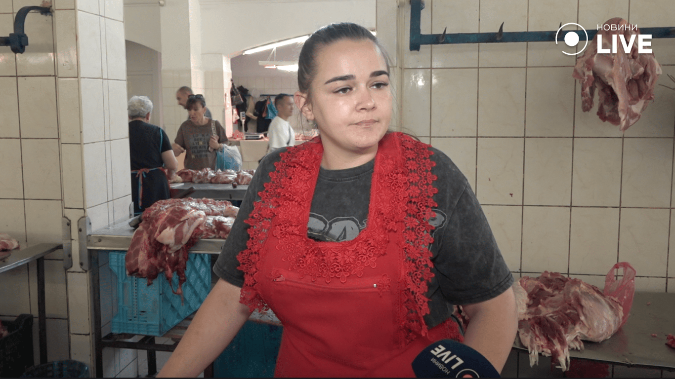 Продавчиня Мая про людей на ринку 