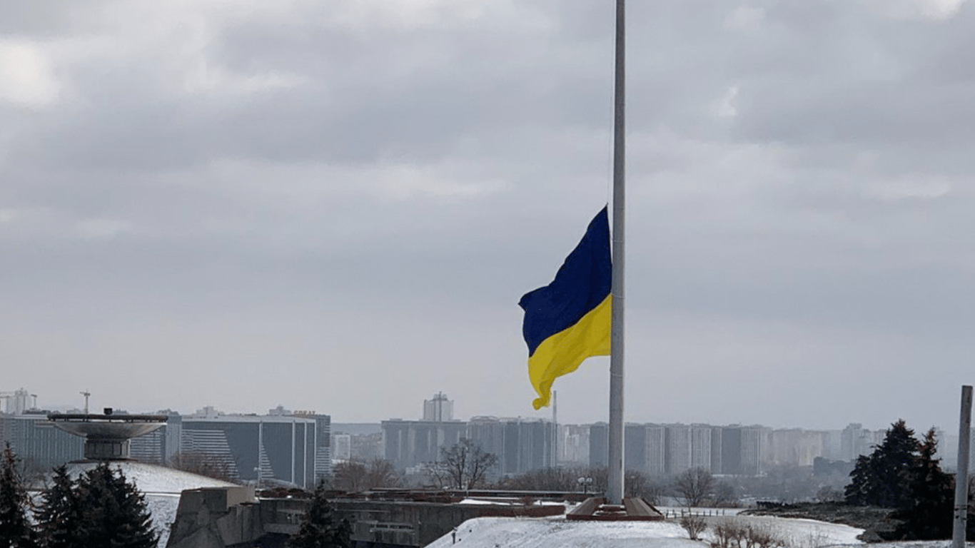 В Киеве заменили главный флаг, который порвался из-за ветра